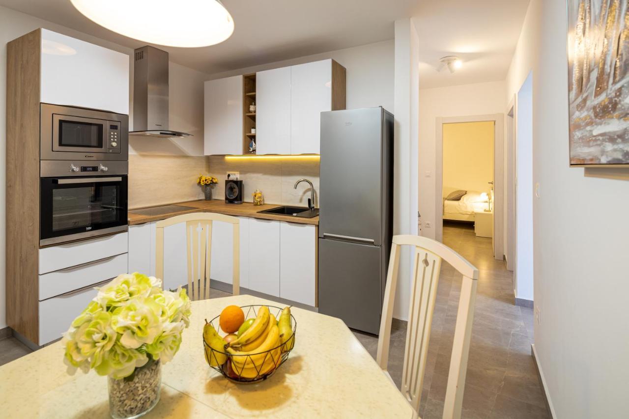Apartment Navika Omis Luaran gambar