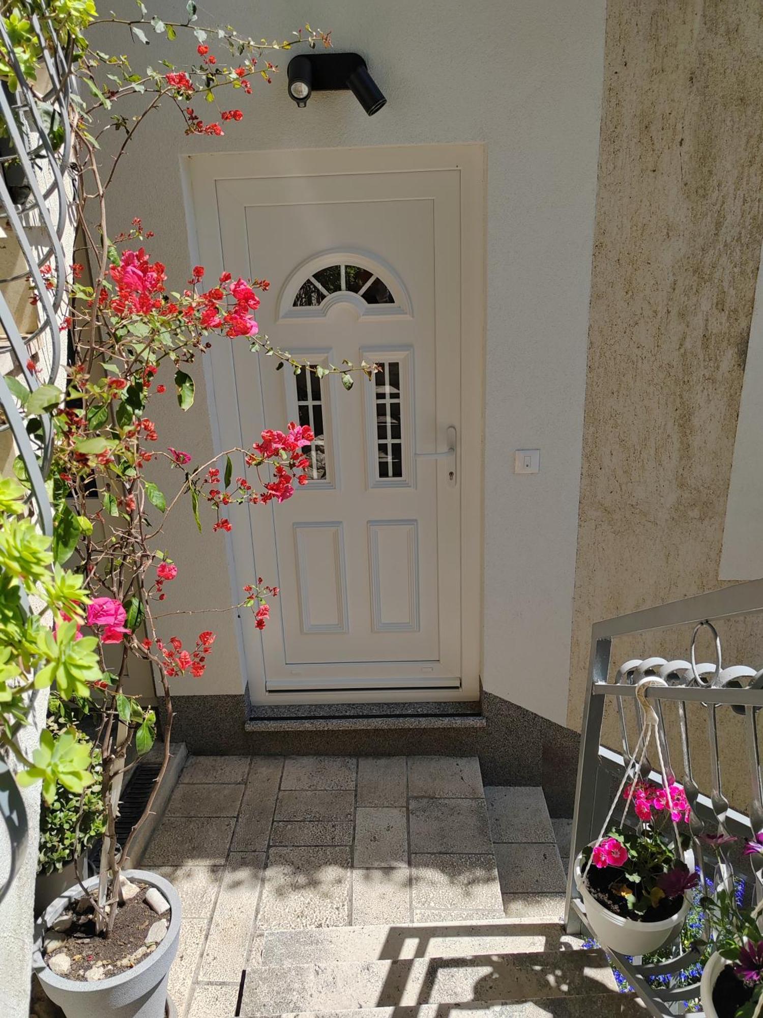 Apartment Navika Omis Luaran gambar